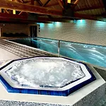 Oak Boutique Includes Hot Tub Air Con & Dog *