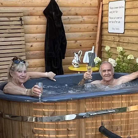 Oak Boutique Includes Hot Tub Air Con & Dog Holiday home York